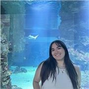 Dreiersprachige--Tutor, die Kinder und Jugendliche bei Hausaufgaben und Prüfung Zuberreitung unterstürzt.